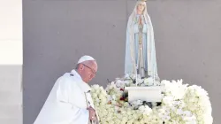Pope Francis celebrates a centenary Mass marking the apparition of the Virgin Mary to three children in Fatima, Portugal, 13 May 2017. Credit: Tiziana Fabi / AFP via Getty Images)
