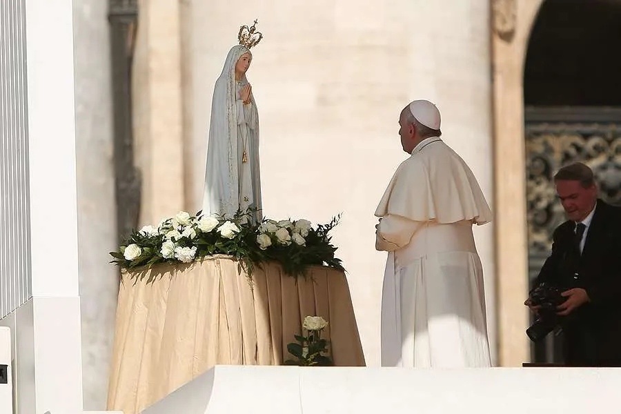 Pope Francis prays before Our Lady of Fatima May 13, 2015. Credit: Daniel Ibanez/CNA.