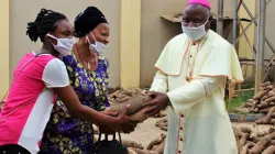 Archbishop Ignatius Kaigama distributing palliatives to vulnerable Nigerian citizens in order to cushion the effects of the Lockdown. / Archdiocese of Abuja