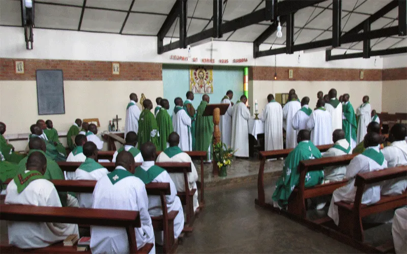 Parish Priests in the Archdiocese of Bukavu, DR Congo queue to sign Code of good governance / Archdiocese of Bukuva, DR Congo