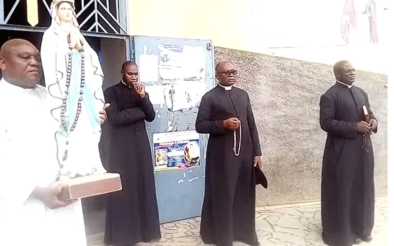 Priests in the Archdiocese of Douala reciting the Rosary with the Statue of the Blessed Virgin Mary during Monday's Procession around the city of Douala, Cameroon. / ACI Africa