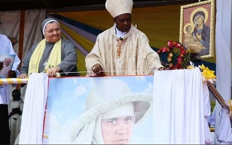 Cardinal Antoine Kambanda of Rwanda unveiling the image of Blessed Maria Carola during the beatification ceremony held at Kinoru stadium in Kenya's Meru Diocese. Credit: ACI Africa.