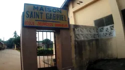 Entrance to École Jeunesse Bonheur, a Catholic school of prayer and evangelization located in the Archdiocese of Cotonou in Benin. / Jeunesse Bonheur School