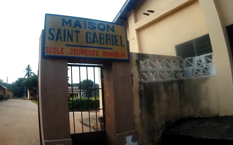 Entrance to École Jeunesse Bonheur, a Catholic school of prayer and evangelization located in the Archdiocese of Cotonou in Benin. / Jeunesse Bonheur School