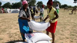 Zimbabweans receive relief food from a food distribution point / VOA News