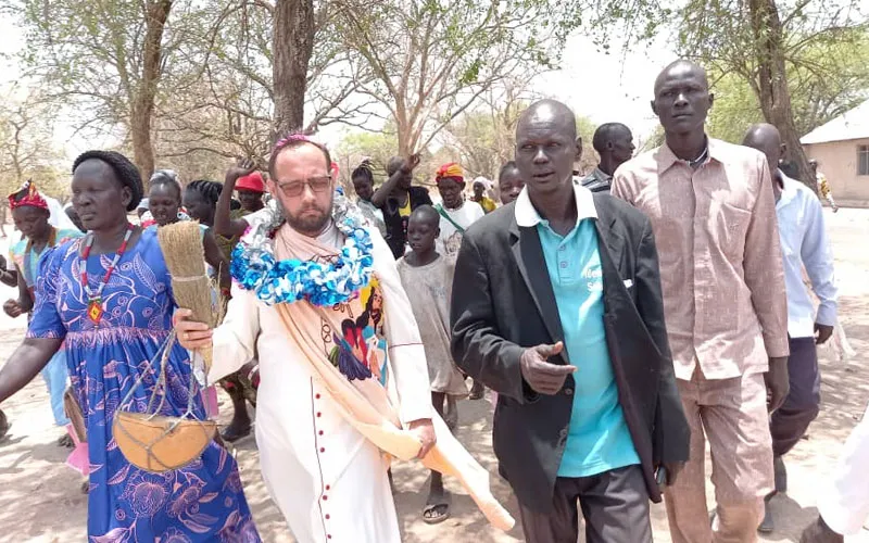 Bishop Christian Carlassare welcomed at the Mapuordit community in South Sudan. Credit: Fr. Wanyonyi Eric Simiyu, S.J. (Rumbek)