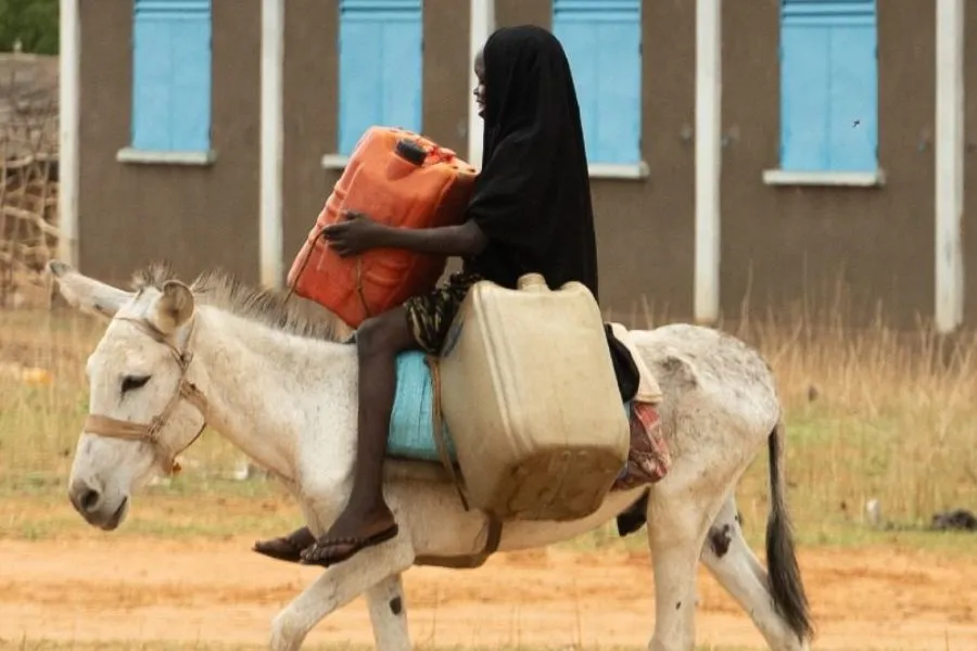 A girl carrying water in Djabal refugee camp, Chad. Credit: JRS