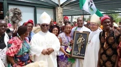 Nigerian pilgrims presenting a gift to the Bishop of Fatima-Leirai. Credit: Fr. Hillary Basil/ African Synodal Digital Faith Influencers
