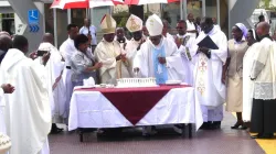 John Cardinal Njue (right), Archbishop Philip Subira Anyolo (centre) and Bishop David Kamau (left) and some women and men religious during cake cutting following the Eucharistic celebration to mark annual World Day for Consecrated Life (WDCL) at the Holy Family Minor Basilica in Nairobi. Credit ACI Africa.