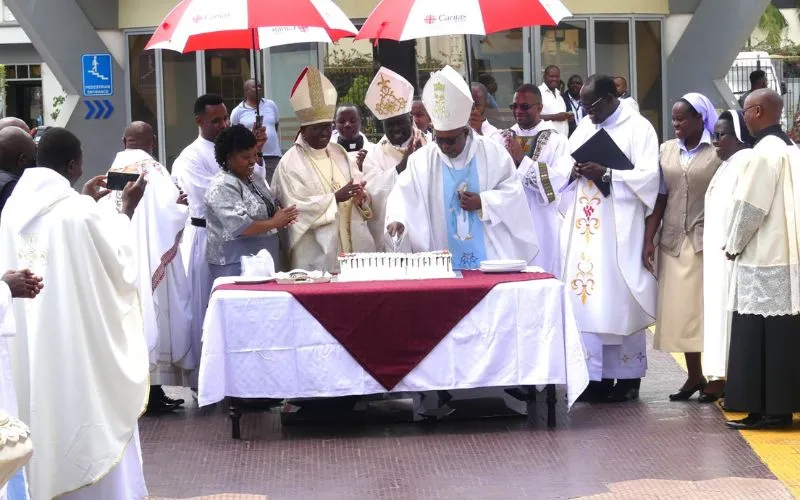 John Cardinal Njue (right), Archbishop Philip Subira Anyolo (centre) and Bishop David Kamau (left) and some women and men religious during cake cutting following the Eucharistic celebration to mark annual World Day for Consecrated Life (WDCL) at the Holy Family Minor Basilica in Nairobi. Credit ACI Africa.
