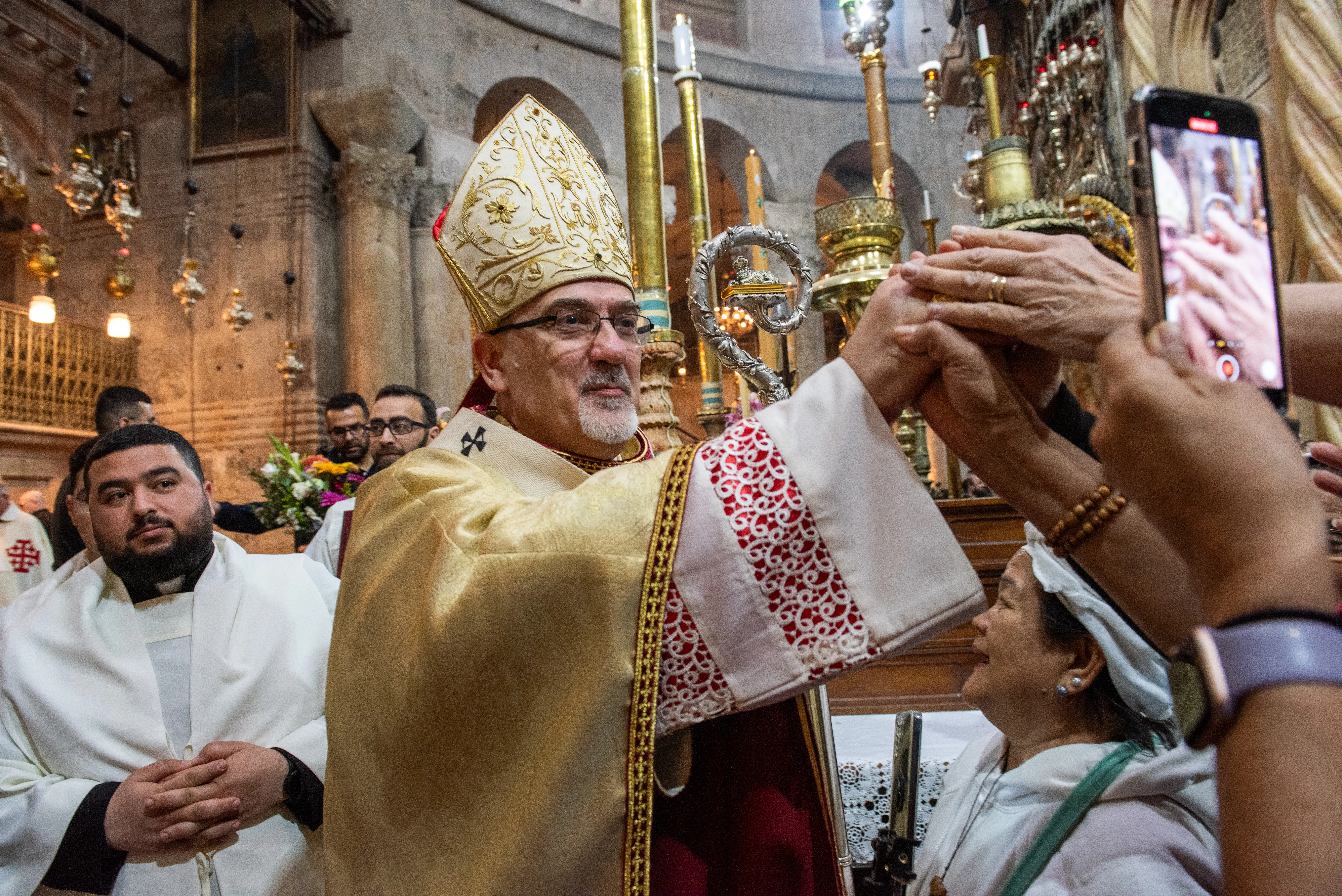 At the end of the Easter Vigil, celebrated on the morning of Saturday, March 30, 2024, in the Basilica of the Holy Sepulcher in Jerusalem, Cardinal Pierbattista Pizzaballa, the Latin Patriarch, greeted those who were present. “What I wish you all,” he said in his homily, “is to stop seeking among the dead He who is alive” but “like the women of the Gospel, may we have a renewed desire to look up. May today’s Easter be an invitation to set out, to seek the signs of His presence, which is a presence of life, love, and light.”