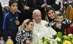 Pope Francis poses with a woman and three children during a lunch in the Vatican's Paul VI Hall for over 1,000 poor and economically disadvantaged people on Nov. 19, 2023. | Credit: Vatican Media