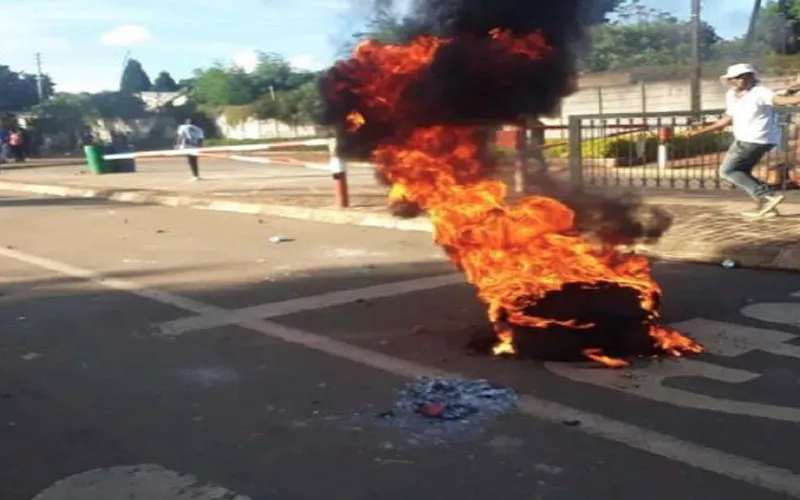 Protesting of the students at the entrance of the University of Swaziland. Credit: DHPI
