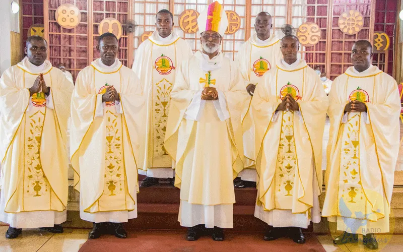Archbishop Charles Gabriel Palmer-Buckle of Cape Coast with six
new Priests, he ordained for the Accra Archdiocese at the Holy Spirit Cathedral on Saturday, September 19, 2020. / Radio Angelus