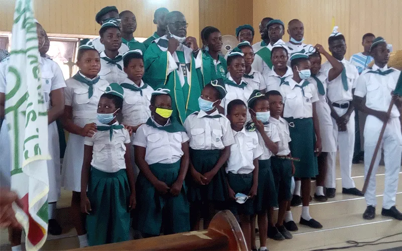 Fr. Bonaventure Kwofie, outgoing parish Priest of St. Stephen Catholic Church at Darkuman in Accra with Children of the Catholic Youth Organisation (CYO) during his send-off Mass on Sunday, September 20, 2020. / ACI Africa.