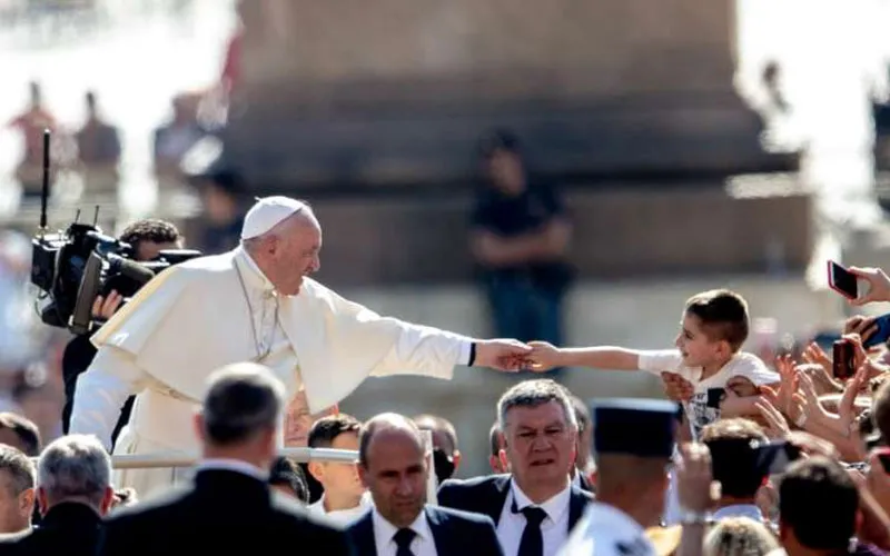 Pope Francis greets pilgrims in St. Peter's Square June 19, 2019 / Daniel Ibañez/ACI Africa