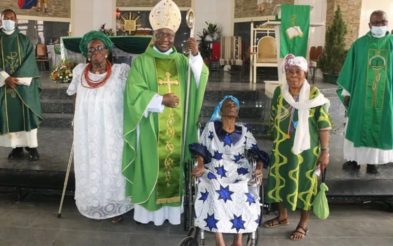 Archbishop Ignatius Kaigama with some elderly women. Credit: Archdiocese of Abuja
