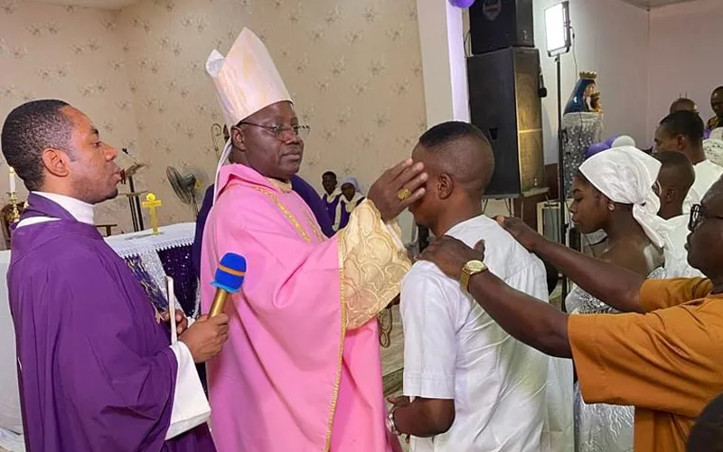 Archbishop Ignatius Ayau Kaigama administers the Sacrament of Confirmation at  Holy Cross Kuchigoro Catholic Parish of Nigeria’s Abuja Archdiocese on 11 December 2022. Credit: Abuja Archdiocese