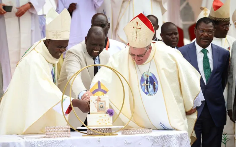 Cake cutting session after Episcopal Consecration of Kenyan Bishop. From left: Newly Consecrated Local Ordinary of Kitale Diocese in Kenya, Bishop Henry Juma Odonya, President of Kenya, Dr. William Ruto, Bishop emeritus of Kitale Diocese, Maurice Anthony Crowley. Credit: Moses Mpuria/Sheshi Visual Arts
