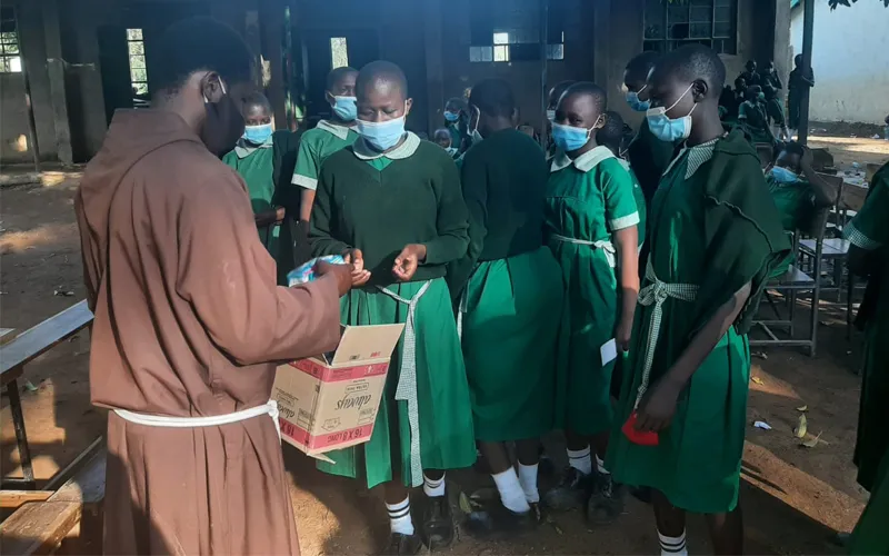 Fr. Stephen Otieno Makagutu donating sanitary towels to girls at St. Dominic Kianja Primary School within the Archdiocese of Kisumu
Credit: Fr Stephen Otieno Makagutu
