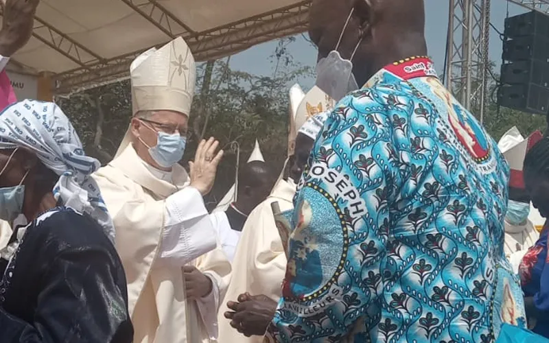 Archbishop Hubertus van Megen blesses congregants at the installation of Archbishop Maurice Muhatia Makumba as the Local Ordinary of the Archdiocese of Kisumu. Credit: ACI Africa