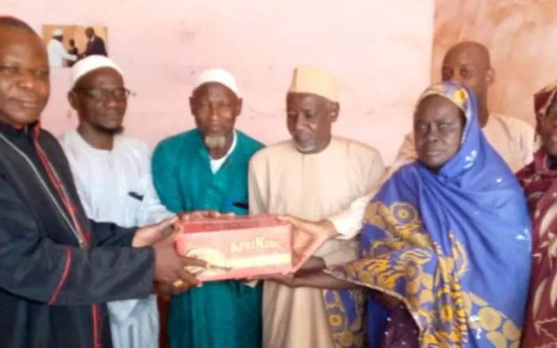 Dieudonné Cardinal Nzapalainga visited the president of the Supreme Islamic Council of the Central African Republic (CSISCA), Imam Mahamat Deleris, and donated some basic food items. Credit: Archdiocese of Bangui