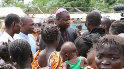 Cardinal Dieudonné Nzapalainga with IDPs. Credit: ACN
