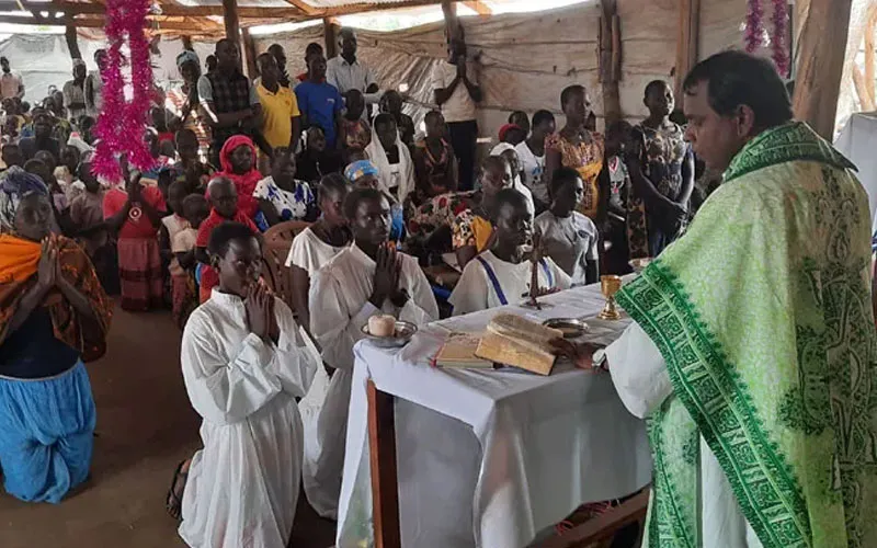 Fr. Lazar Arasu saying Mass at the Palabek Refugee Settlement in Uganda/ Credit: Fr. Lazar Arasu