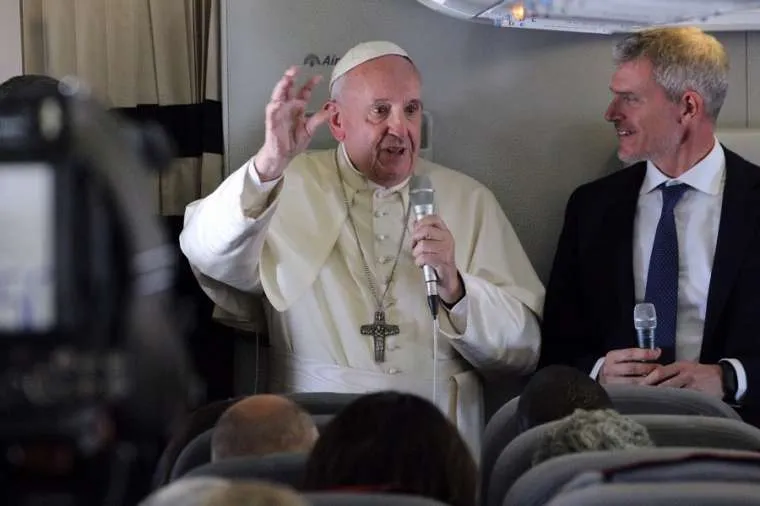 Pope Francis in the flight from Madagascar to Mauritius / Ed