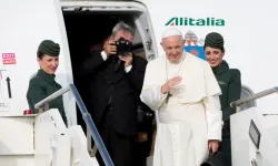 Pope Francis boards his flight to Geneva June 21, 2018. | Daniel Ibáñez/CNA.