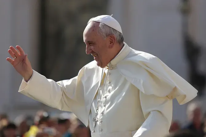 Pope Francis waves to pilgrims in St. Peter's Square on Sept. 9, 2015 for the general audience./ Daniel Ibanez/CNA.