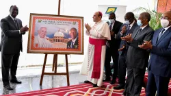 Archbishop Paolo Borgia and President Alassane Ouattara unveil the Postal stamp bearing the effigy of Pope Francis and  President Alassane Ouattara on the occasion of the 50th anniversary of diplomatic relations between betzeen the Holy See and Ivory Coast. / Website Presidency of the Republic of Ivory Coast