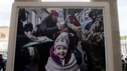Photograph of a girl at the border with Ukraine, part of the “Women’s Cry” photo exposition at the Vatican during the month of May 2023. | Credit: Daniel Ibáñez/ACI Prensa