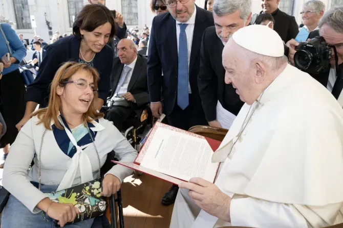 Giulia Cirillo gives Pope Francis a report from Catholics with disabilities on Sept. 21, 2022. | Vatican Media