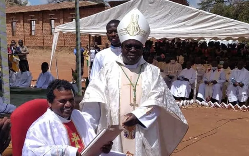 Archbishop George Desmond Tambala installs the new Parish Priest of St. Francis de Sales-Manyani Parish of Lilongwe Archdiocese. Credit: ECM