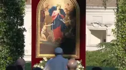 Pope Francis prays before the crowned image of Mary, Undoer of Knots, in the Vatican Gardens, May 31, 2021./ Screenshot from Vatican News YouTube channel.