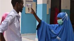 Habiba Mohamed, checks the temperature of Mohamed Abdi Ali at Luuq hospital in the Gedo region of Somalia. / Rahma Abdullah / Trócaire