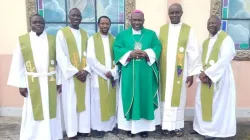 Bishop Aloysius Fondong Abangalo with the five Priests abducted in Mamfe Diocese on 16 September 2022. Credit: Radio Evangelium Mamfe