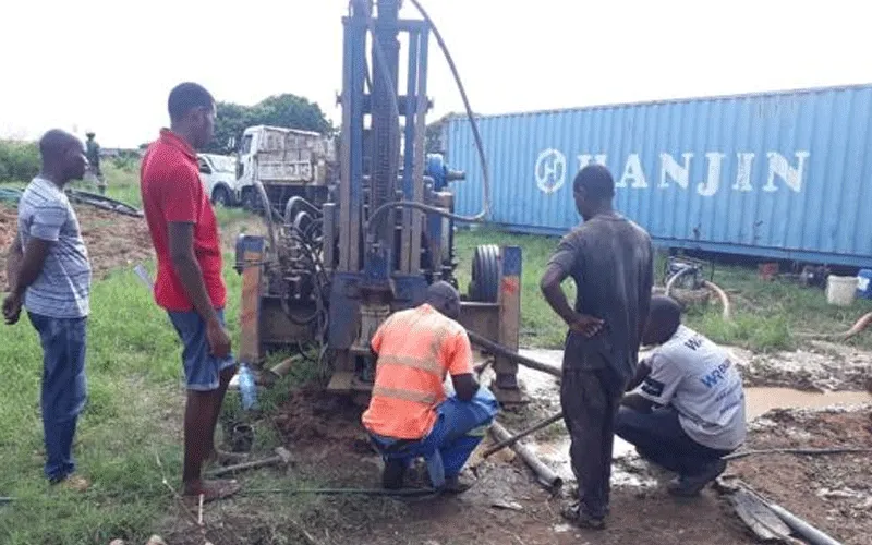 Salesian Missionaries in Luís Cabral neighborhood of Maputo offer a new borewell for water access thanks to Salesian Missions ‘Clean Water Initiative’ / Salesian Missions