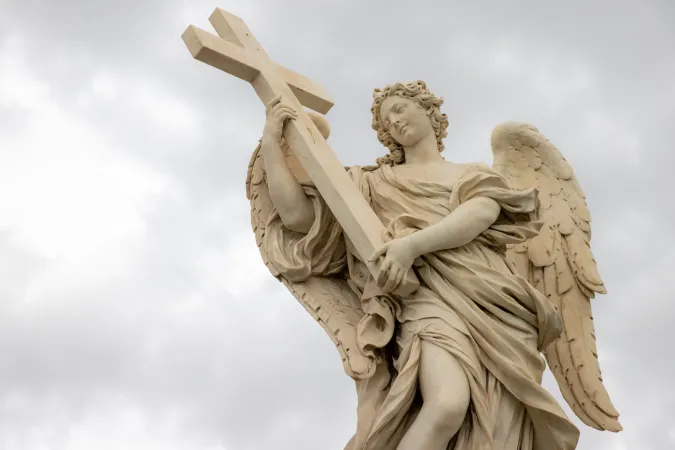 An angel bearing the cross, created by Ercole Ferrata, stands as a centerpiece among the ten statues lining the bridge.