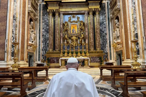 Pope Francis Makes Prayerful Pilgrimage to Papal Basilica of Saint Mary Major in Rome ahead of Holy Week