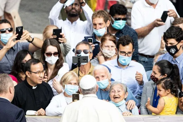 Tourists in Rome Surprised by Chance to See Pope Francis