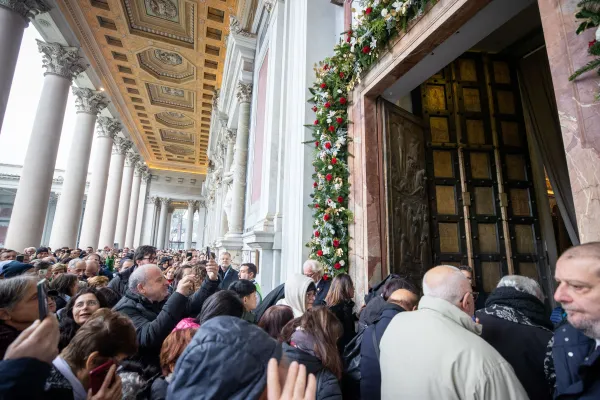 1.3 Million Pilgrims Pass Through St. Peter’s Holy Door in Jubilee’s First Month