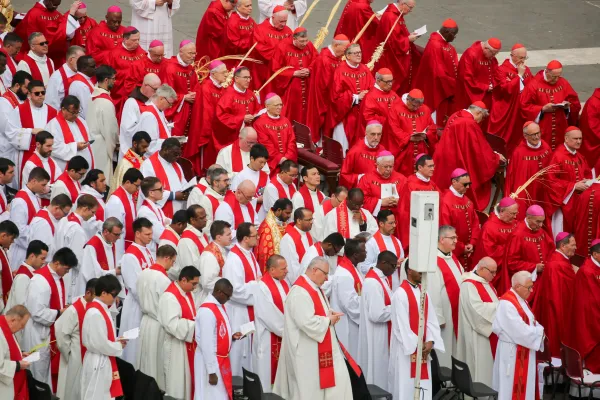 General Congregation of Cardinals Meeting Begins, Swear to Secrecy, Suspend beatifications, Choose Funeral Mass Date