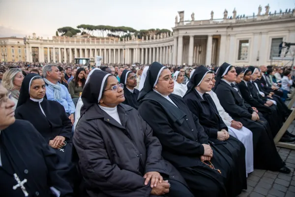 Thousands Gather for Holy Rosary in St. Peter’s Square after Pope Francis' Death: Photos