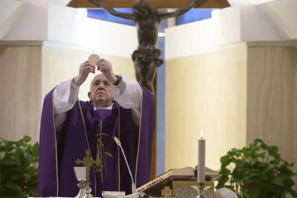 Pope Francis Prays the Church Will Welcome the Homeless During Coronavirus