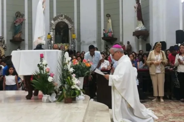 Pope Leo XIV, when he was bishop of Chiclayo (Peru), reciting the prayer of consecration before Our Lady of Fatima. - Credit: Courtesy of Fátima Mission Peru
