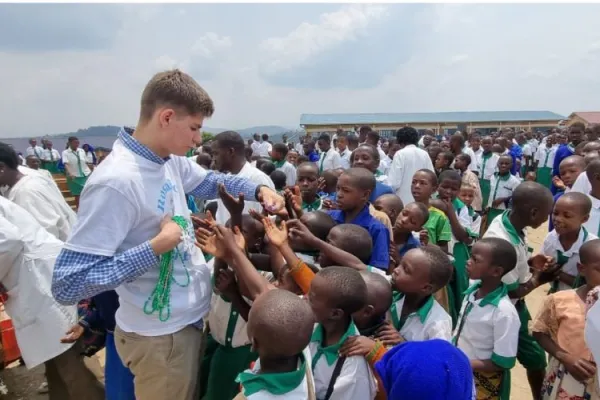 “Be regular”: American Teen Promoting Children’s Rosary in Africa Gives Tips on Prayer