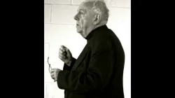 Alasdair MacIntyre in March 2009. / Credit: Sean O’Connor/Flickr via Wikimedia (CC BY 2.0)