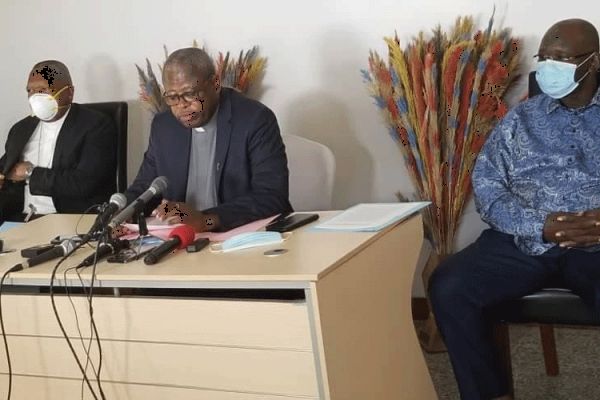 Fr. Donatien Nshole (Centre) flanked by Fridolin Cardinal Ambongo (left) and Pastor Bokondoa (right) at a Press Conference in DR Congo's capital Kinshasa Friday, May 1, 2020. / CENCO